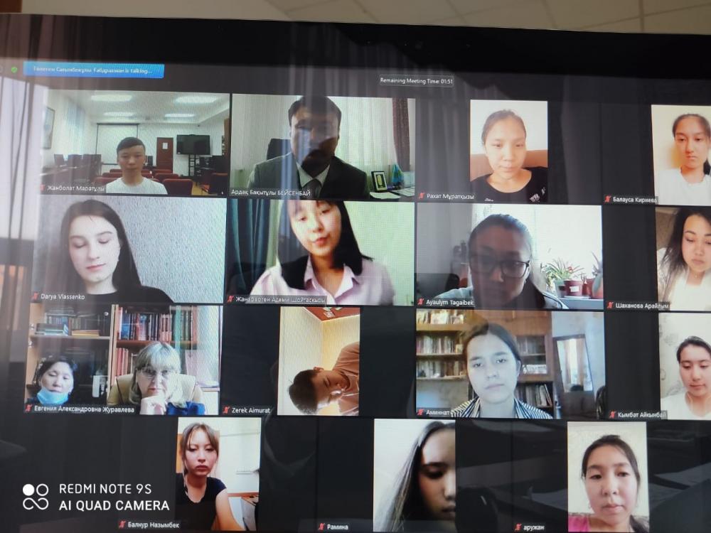Декан филологического факультета встретился со студентами в онлайн формате